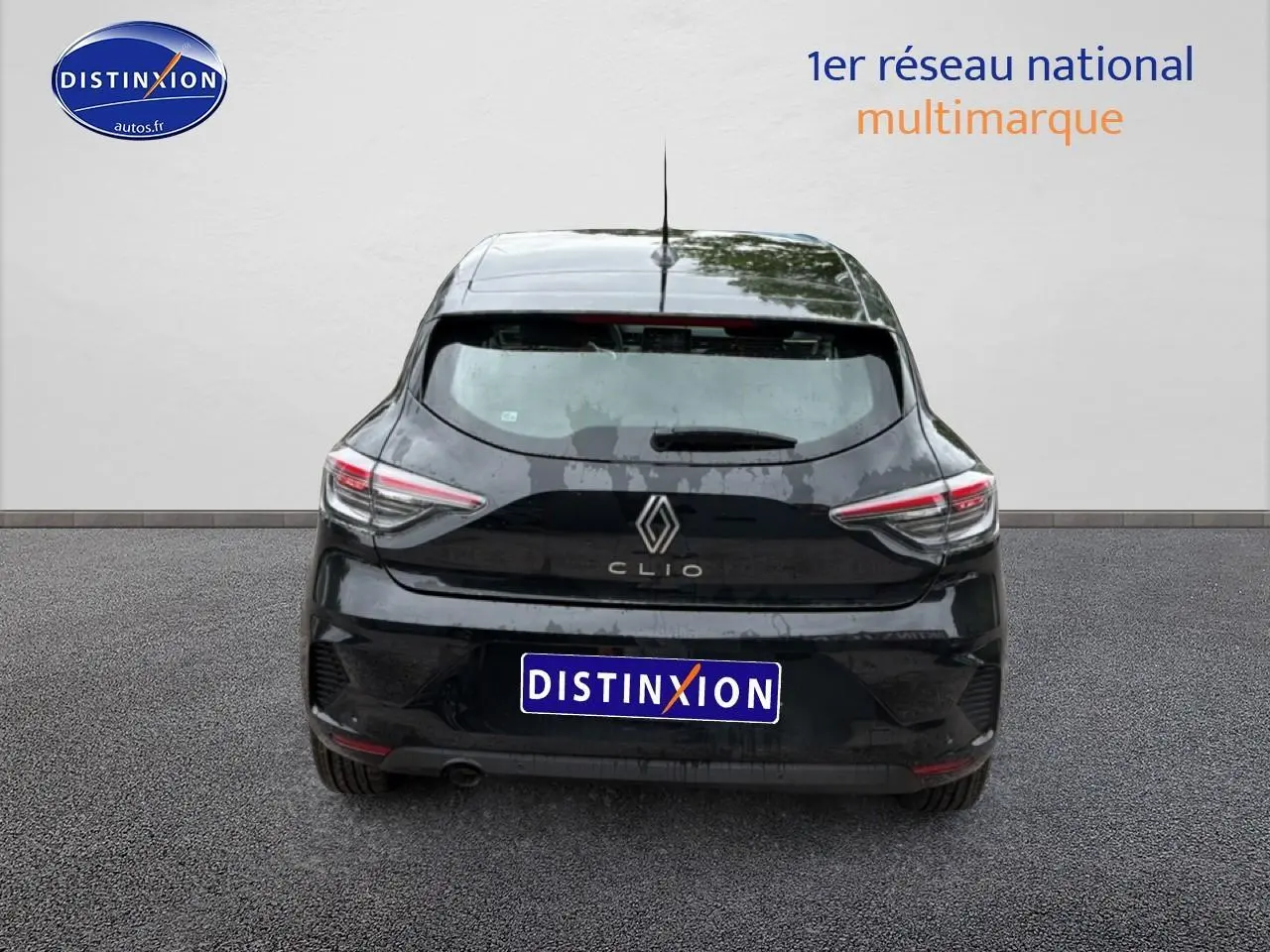 Vue arrière d'une Renault Clio V noire avec feux arrière LED et becquet, sur fond neutre.