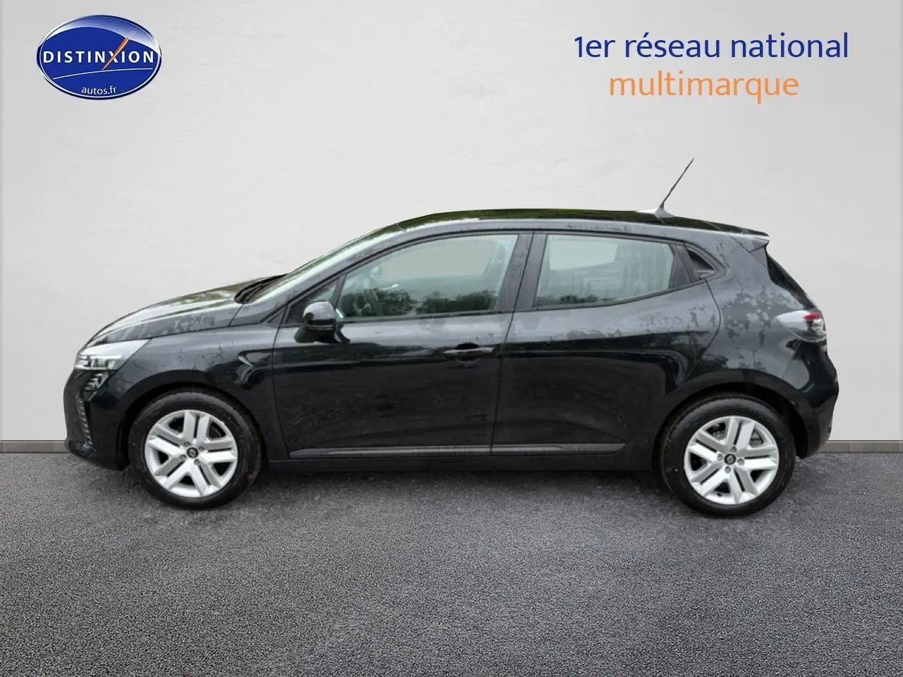 Profil côté gauche d'une Renault Clio V noire 2026 avec jantes argent et becquet arrière visible.