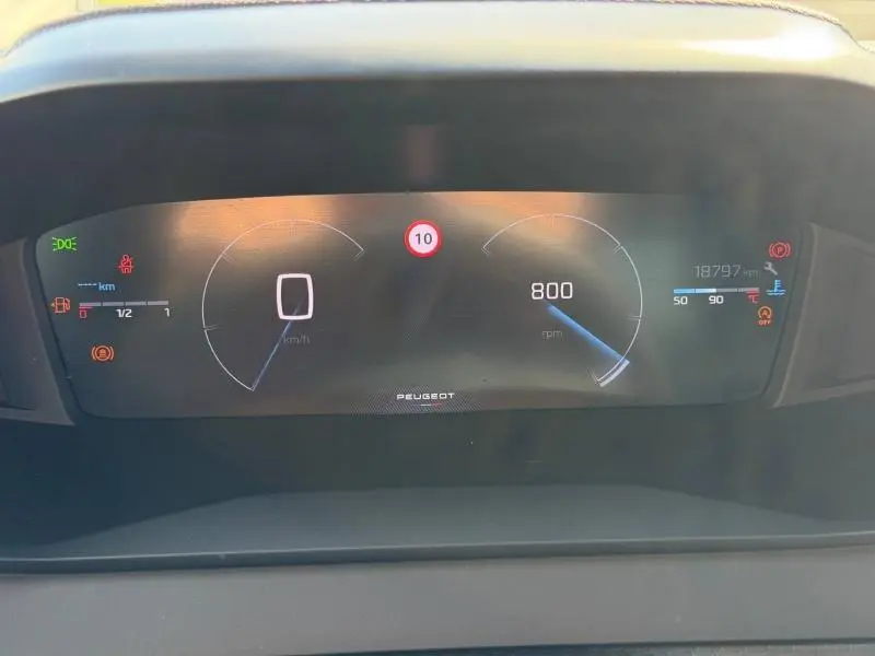 Tableau de bord numérique de Peugeot 208 2025 affichant vitesse, régime moteur et limite de vitesse à 10 km/h.