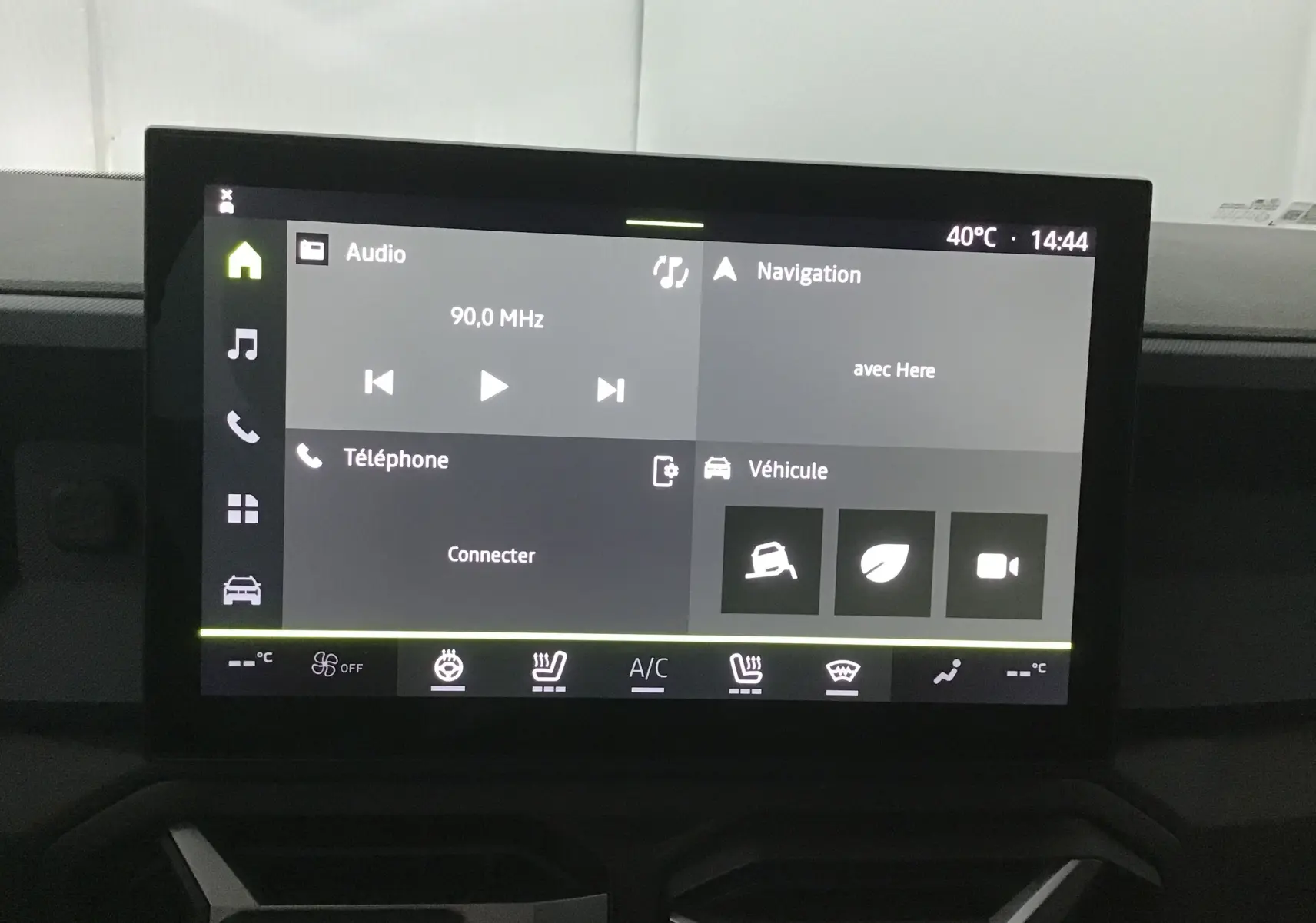 Écran tactile central de la DACIA BIGSTER 2025 affichant audio, navigation, téléphone et réglages climatisation.