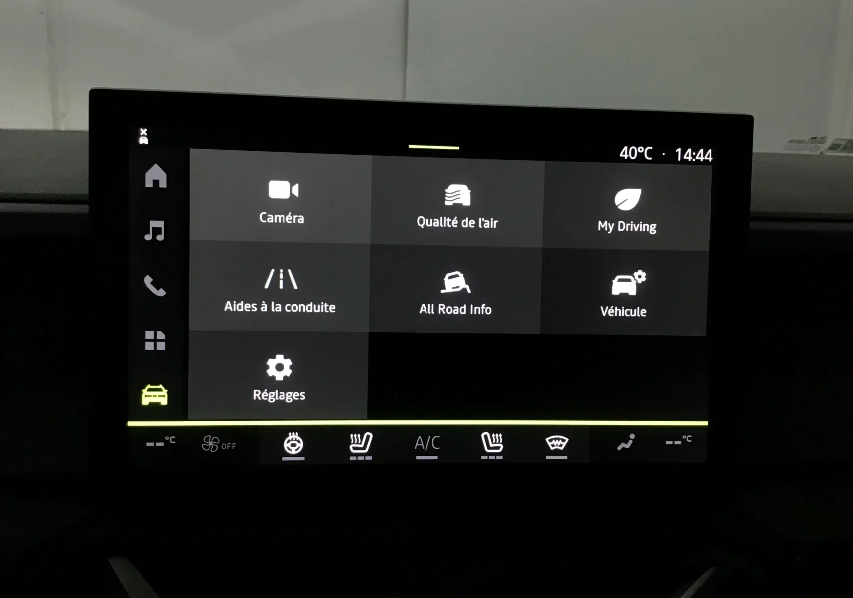 Écran tactile central du tableau de bord du Dacia Bigster 2025, affichant les options caméra, qualité de l'air et aides à la conduite.