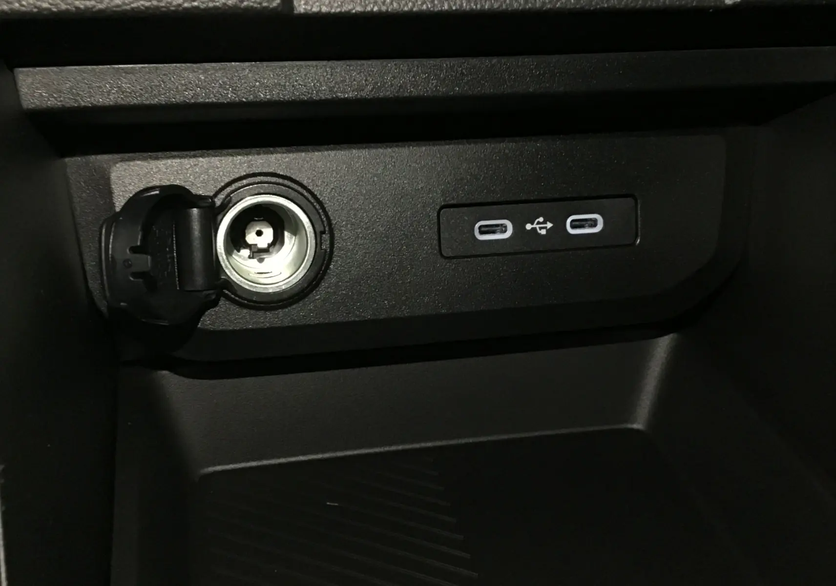 Prise allume-cigare et deux ports USB-C intégrés dans la console centrale du Dacia Bigster gris schiste 2025.