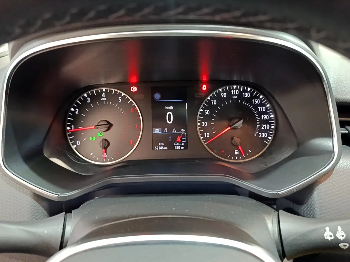 Tableau de bord de Renault Clio Business 2021, affichage numérique central et compteurs analogiques en vue frontale.