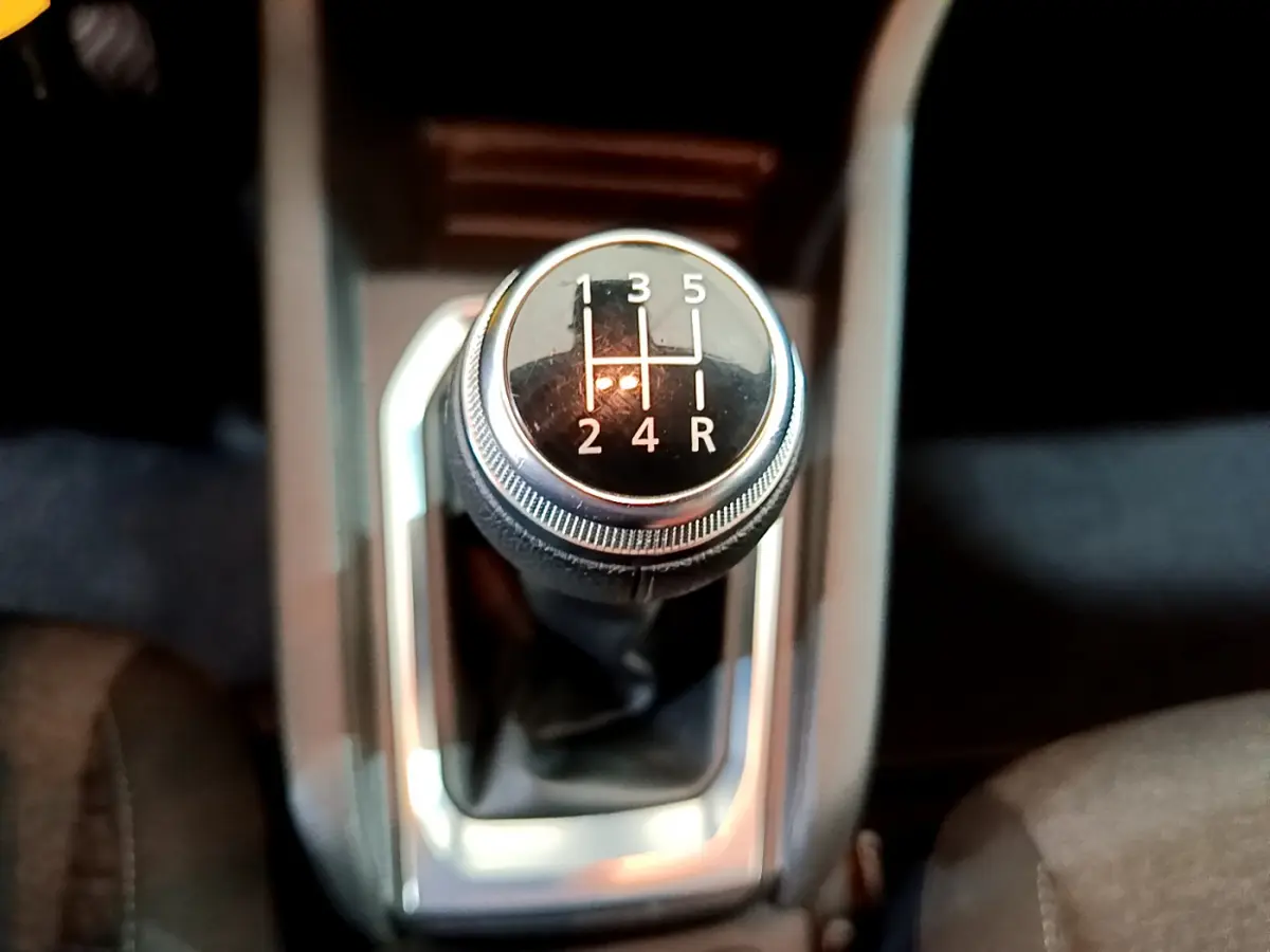 Le levier de vitesses manuel vu de dessus dans l'habitacle de la Renault Clio Business blanche de 2021.