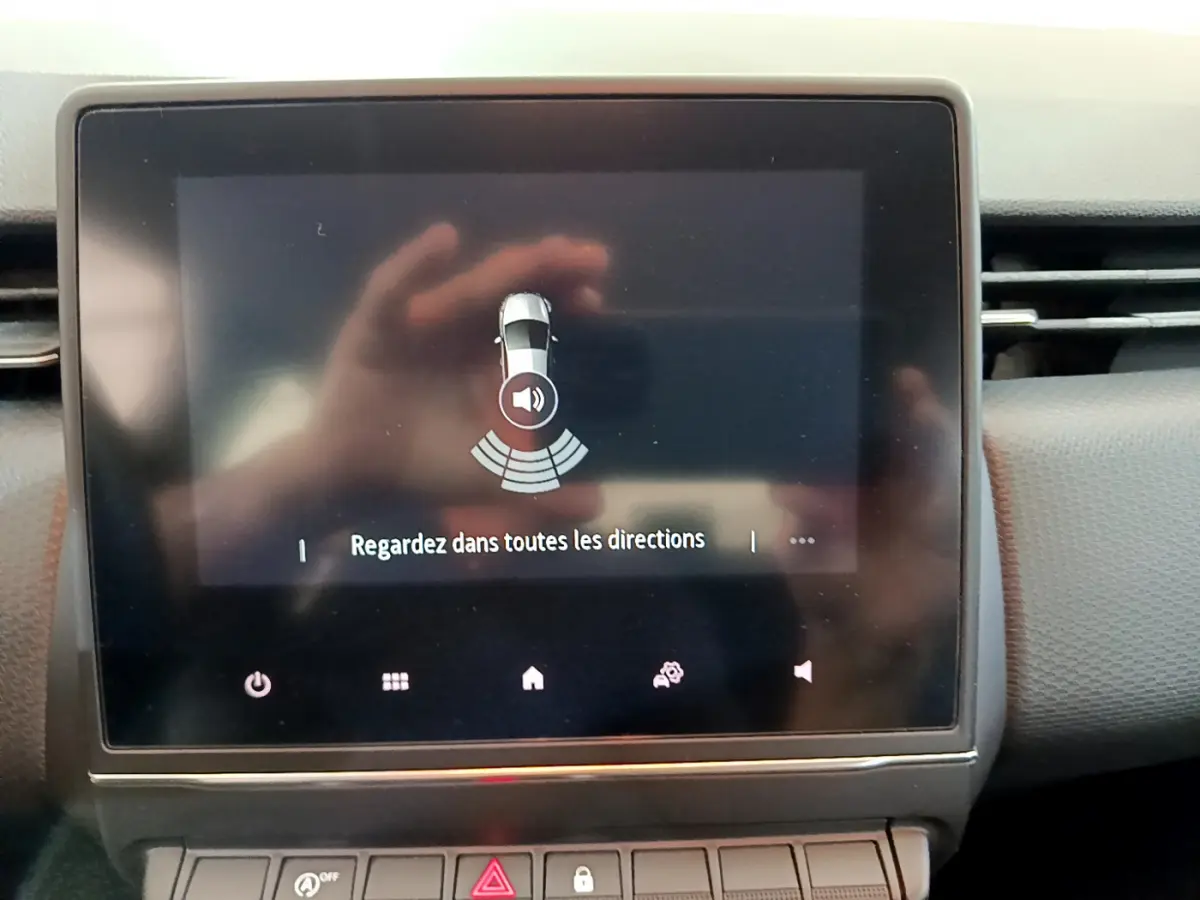 Écran tactile central affichant l'alerte de détection d'obstacles dans une Renault Clio Business blanche de 2021.