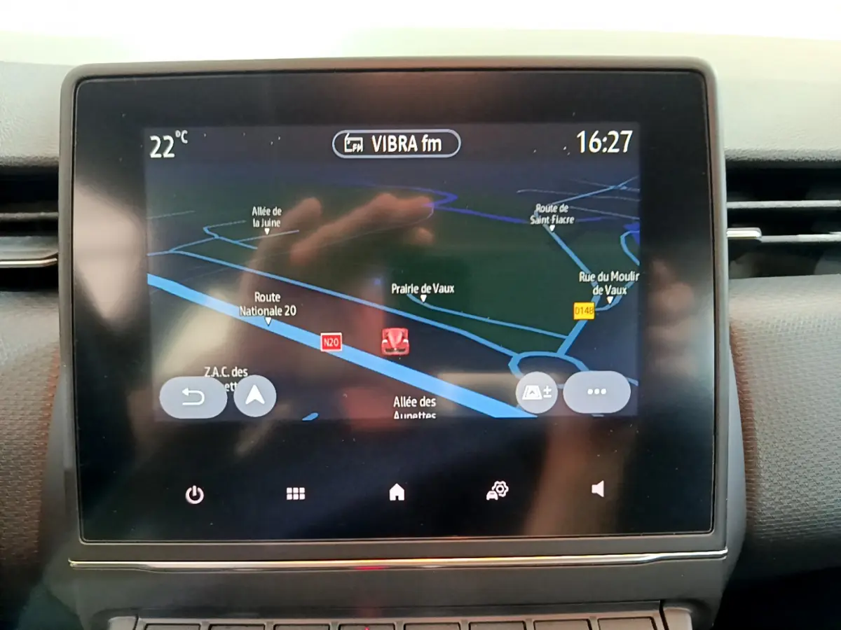 Écran tactile central du tableau de bord de la Renault Clio Business blanc, affichant la navigation GPS en couleur.