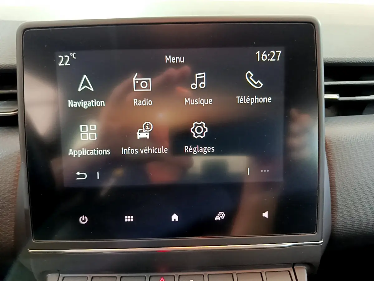 Écran tactile central affichant le menu multimédia de la Renault Clio Business blanche, vue intérieure frontale.