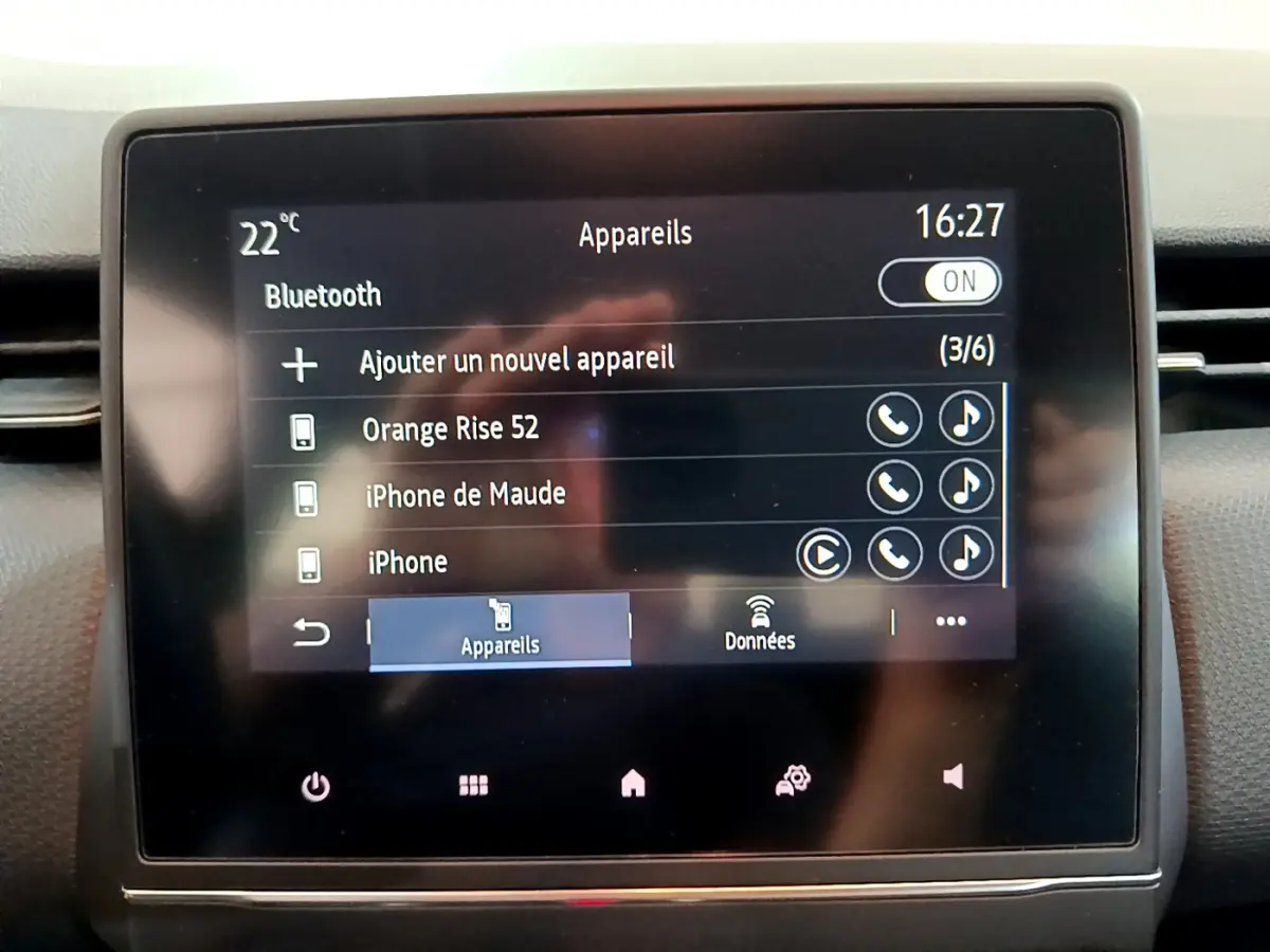 Écran tactile central de la Renault Clio Business blanc 2021 affichant le menu Bluetooth et les appareils connectés.