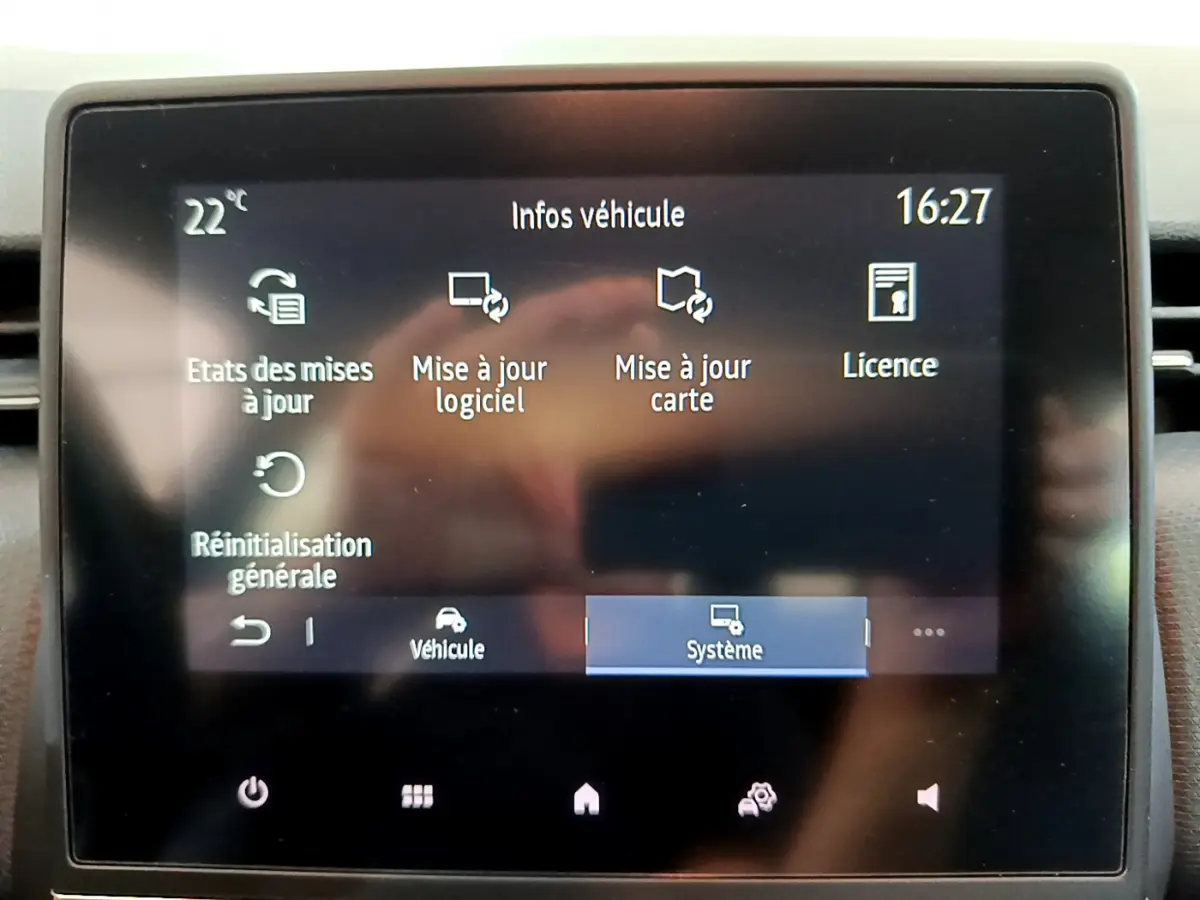 Écran tactile central de la Renault Clio Business blanc 2021 affichant les options de mise à jour logiciel et carte.