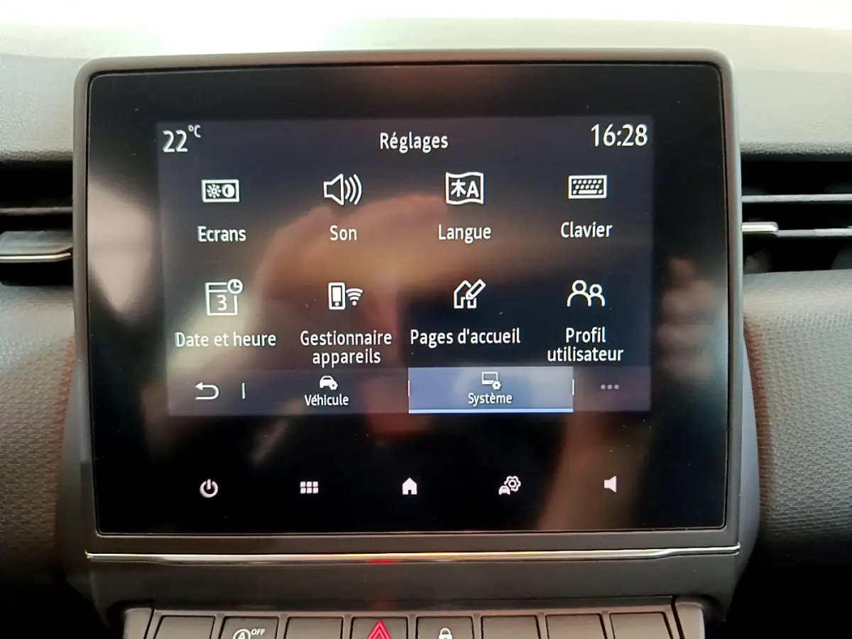 Écran tactile central affichant le menu Réglages du système dans l’habitacle d’une Renault Clio Business blanche de 2021.