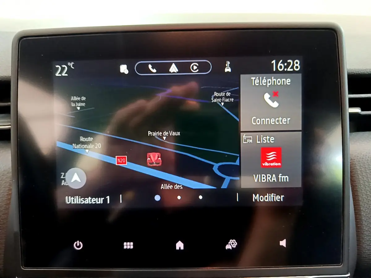 Écran tactile 7 pouces du système de navigation de la Renault Clio Business blanc, affichage carte et radio.