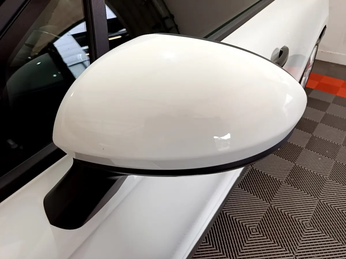 Rétroviseur côté gauche blanc de la Renault Clio Business SCe 65 2021 avec carrosserie blanche visible en arrière-plan