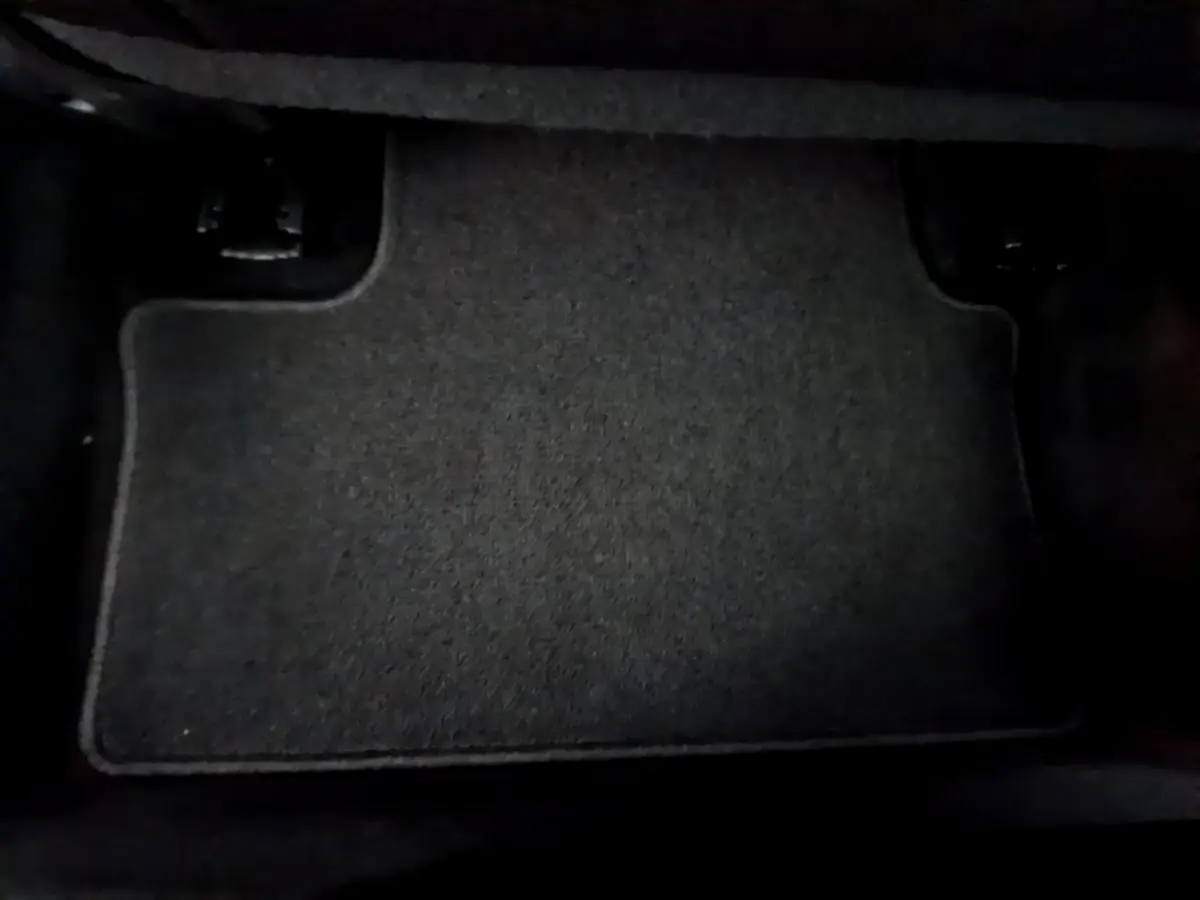 Tapis de sol noir côté conducteur de la Renault Clio Business blanche vue de dessus