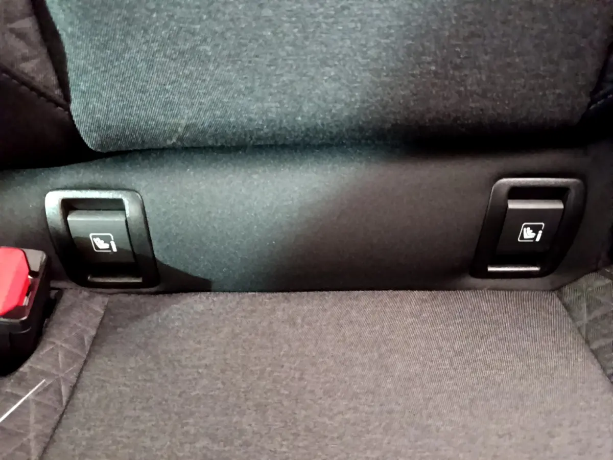 Détail des fixations Isofix sur la banquette arrière noire de la Renault Clio Business blanche 2021.