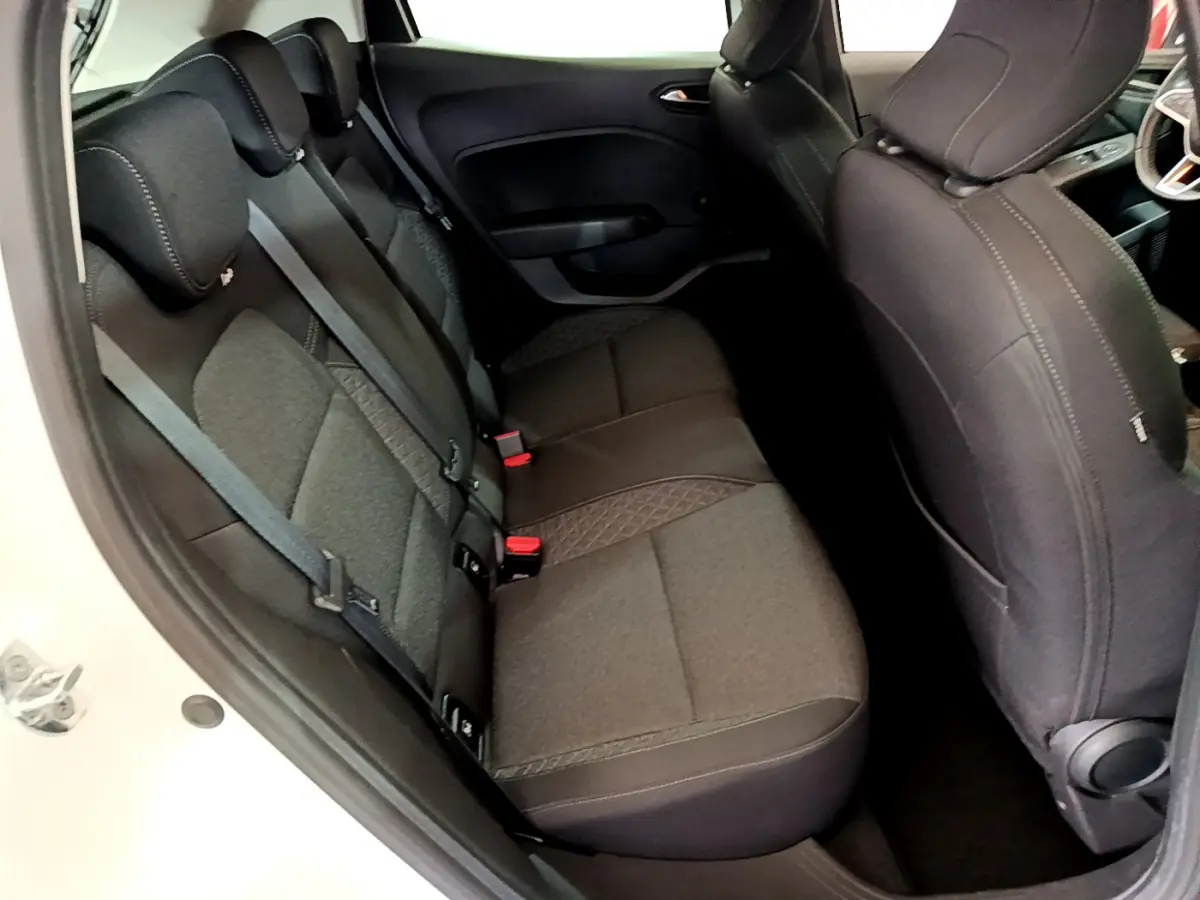 Vue intérieure côté gauche sur la banquette arrière noire de la Renault Clio Business blanche de 2021.