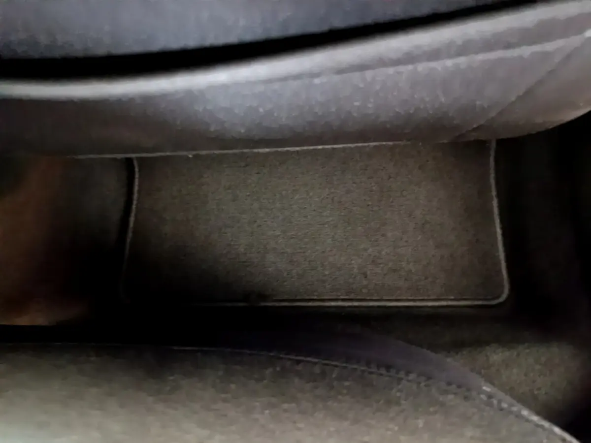 Tapis de sol gris foncé côté passager avant dans une Renault Clio Business blanche 2021 vue intérieure basse