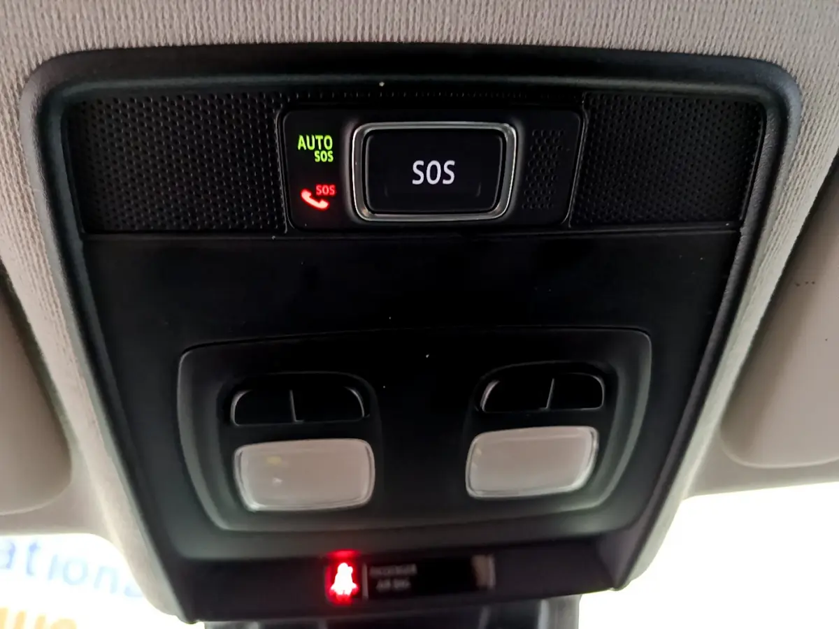 Vue en gros plan du plafonnier intérieur avec bouton SOS et éclairages dans une Renault Clio blanche 2021 Business.