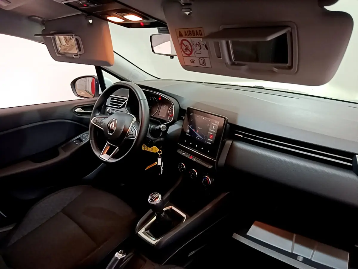 Intérieur de la Renault Clio Business 2021 vu côté conducteur, volant cuir, écran tactile central et boîte manuelle.