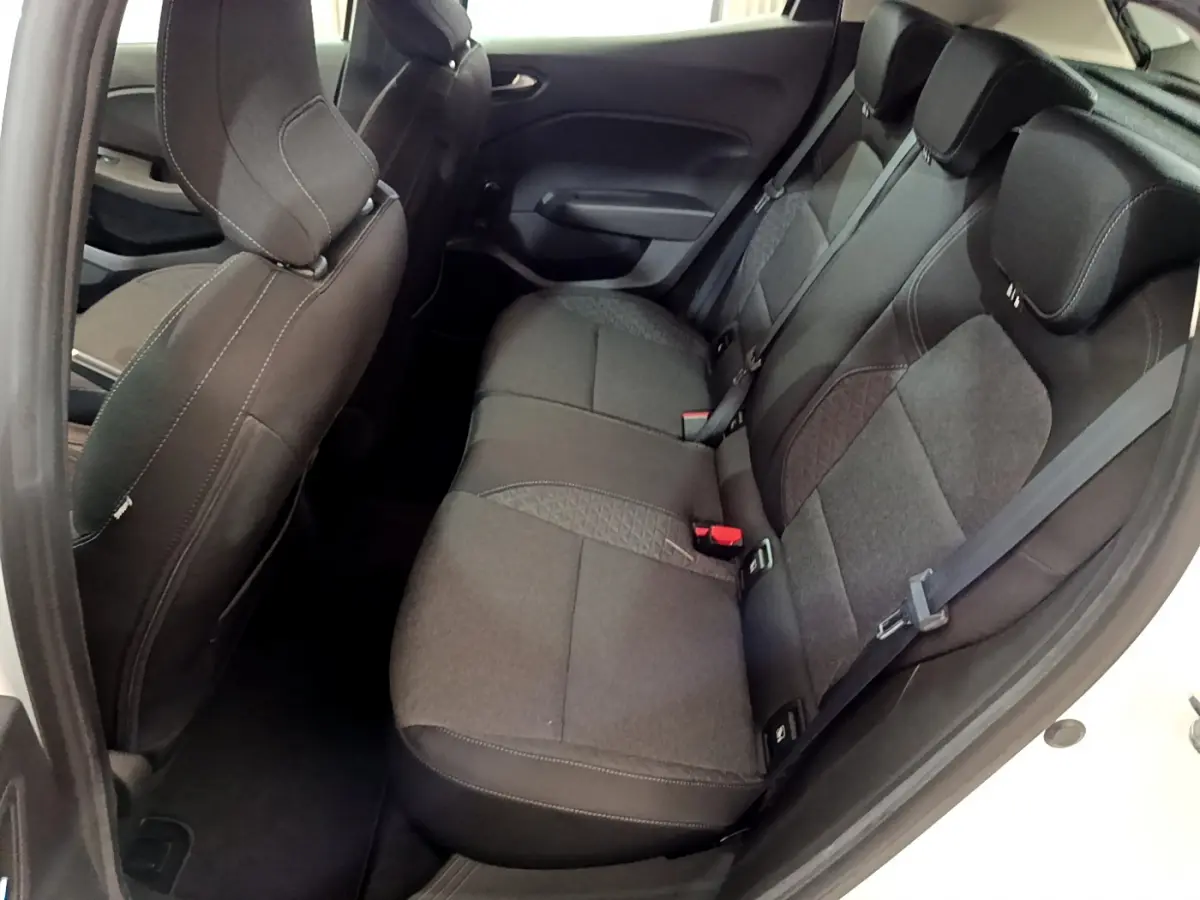 Vue intérieure côté droit sur la banquette arrière noire de la Renault Clio Business SCe 65 blanche de 2021.