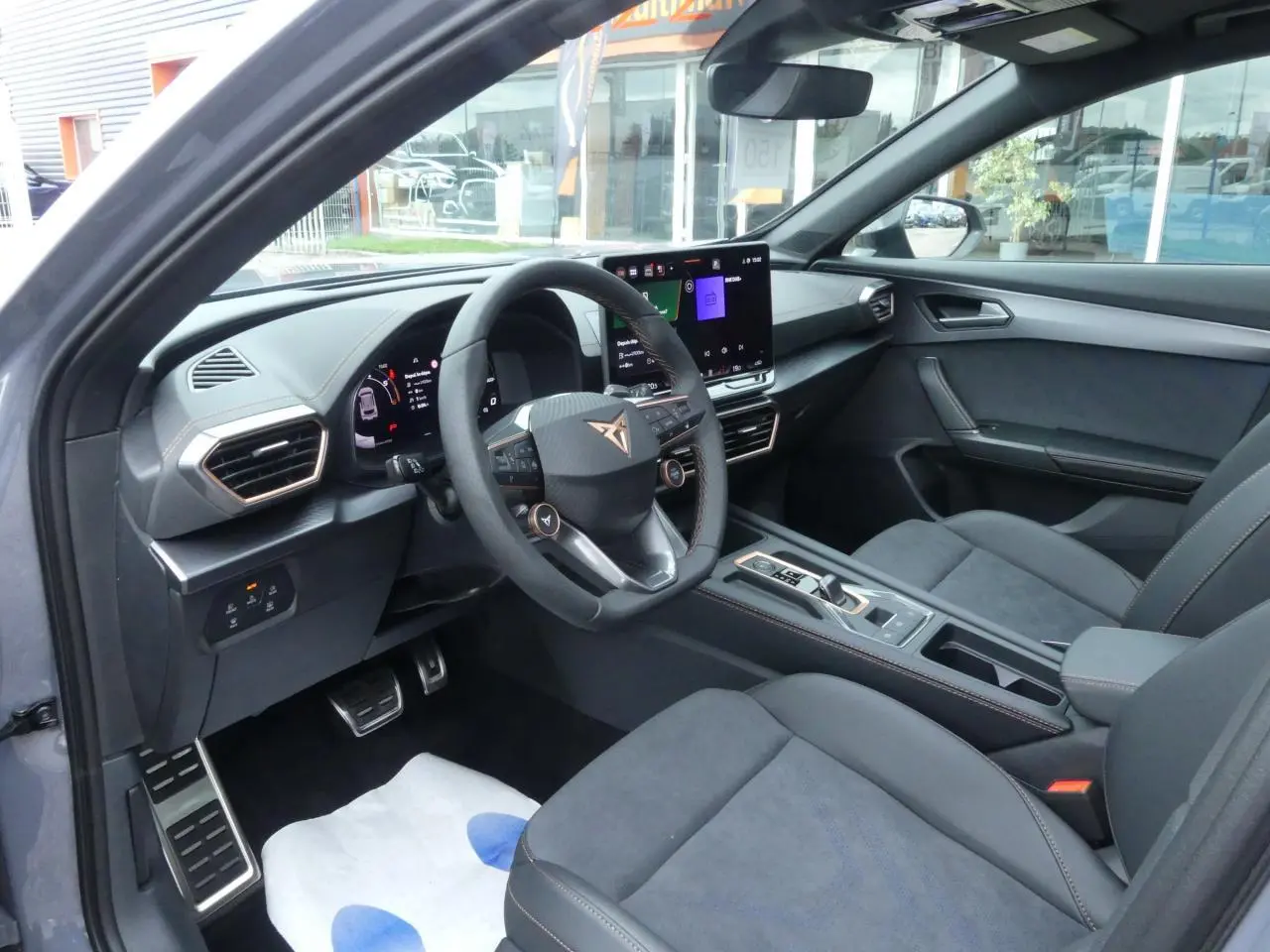 Intérieur avant droit du CUPRA Formentor gris Graphène 2025, avec sièges suédine noirs et volant Supersports cuir.