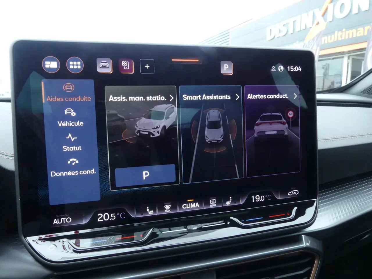 Écran tactile intérieur de la CUPRA Formentor affichant les aides à la conduite et la climatisation.