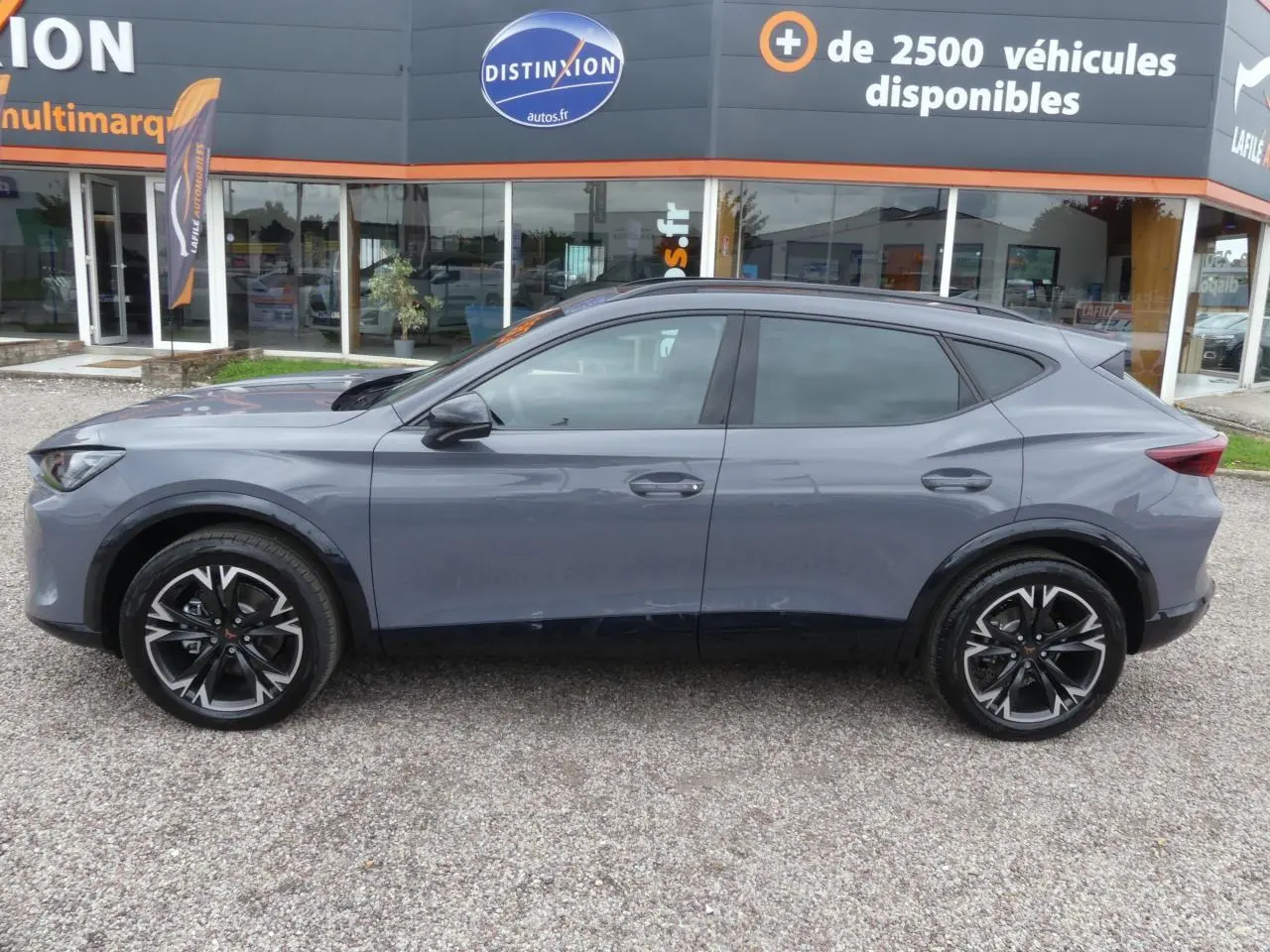 Vue latérale droite d'un CUPRA Formentor gris Graphène avec jantes alliage noires et coques de rétroviseurs noires.