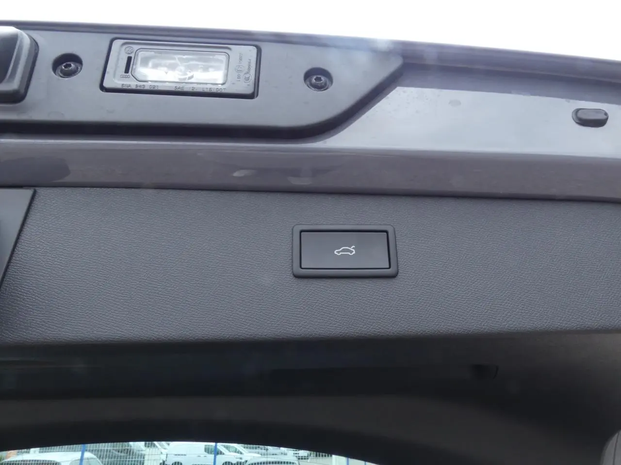 Bouton d'ouverture du hayon sur la partie intérieure du coffre du CUPRA Formentor gris Graphène.