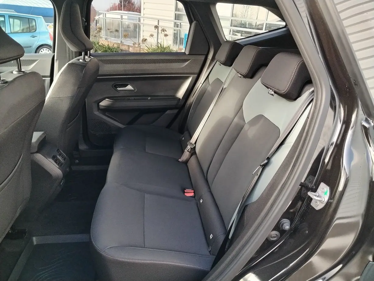 Vue côté droit de la banquette arrière noire du Dacia Bigster 2025 avec appuie-têtes et ceinture de sécurité visibles.