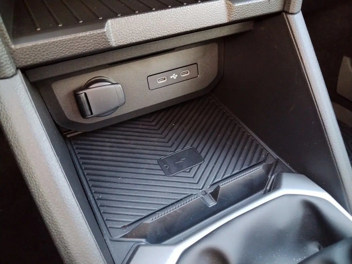 Gros plan sur la console centrale noire du Dacia Bigster 2025, montrant les ports USB et un espace de rangement antidérapant.