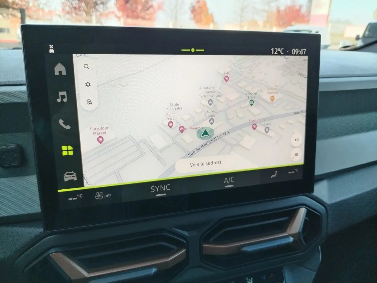 Écran tactile central affichant la navigation GPS dans l'habitacle du Dacia Bigster noir, vue rapprochée du tableau de bord.