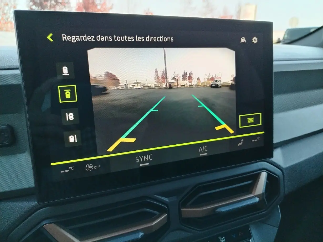 Écran central du tableau de bord du Dacia Bigster 2025 montrant la caméra de recul avec guidage dynamique.