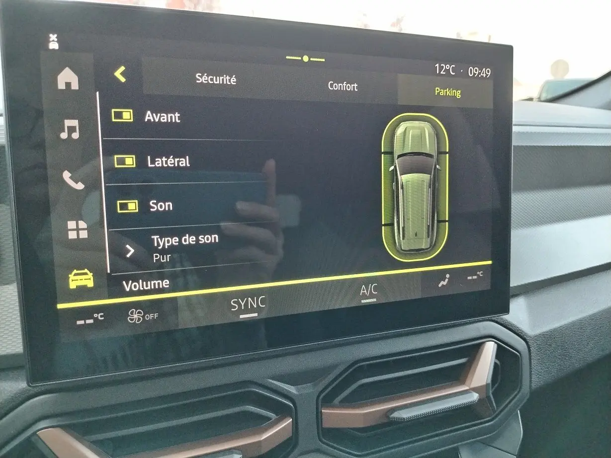 Écran tactile intérieur du Dacia Bigster 2025 montrant les réglages de sécurité et assistance au stationnement.