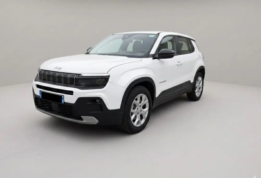Jeep Avenger blanc en 3/4 avant droit, avec calandre noire distinctive et jantes alliage 17 pouces.