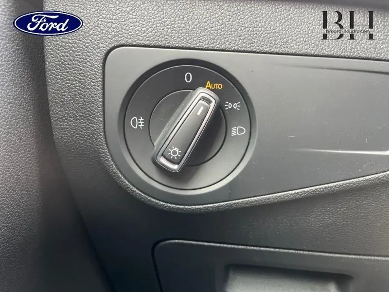 Gros plan sur la molette de réglage des phares du Volkswagen Tiguan noir intense nacré, avec position automatique activée.