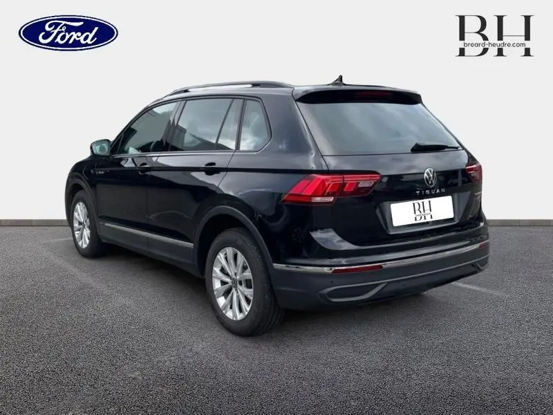 Volkswagen Tiguan 1.4 eHybrid noir nacré vu en 3/4 arrière droit avec feux LED et jantes alu.