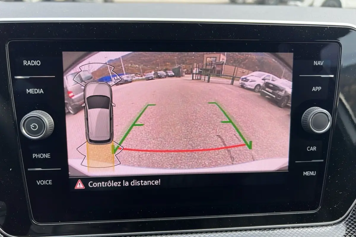 Affichage de la caméra de recul du Volkswagen T-Cross gris argent, vue arrière avec guidage de trajectoire verte et rouge.