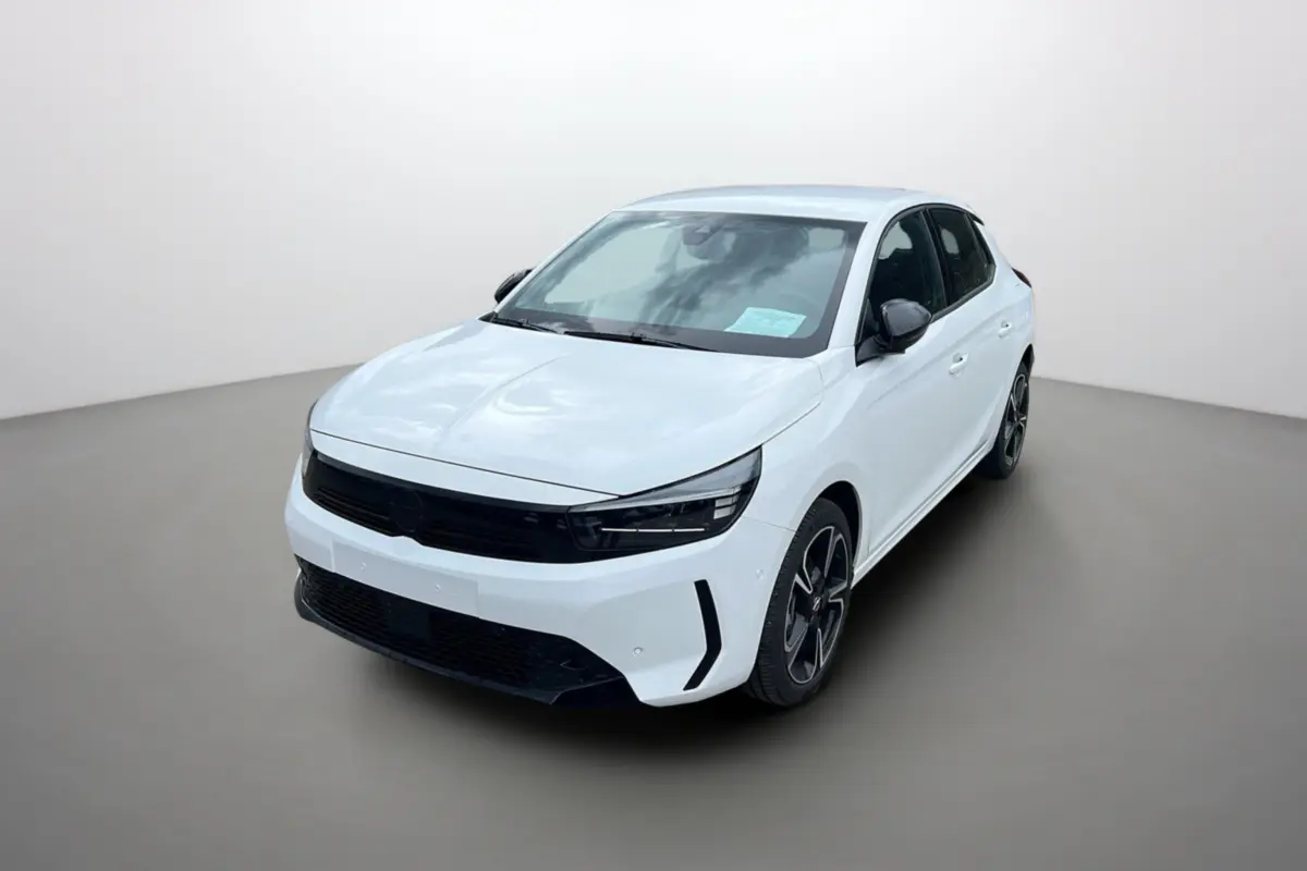 Vue 3/4 avant d'une Opel Corsa Hybrid 110 e-DCT6 GS PK Confort blanche Kontur avec jantes alu noires.