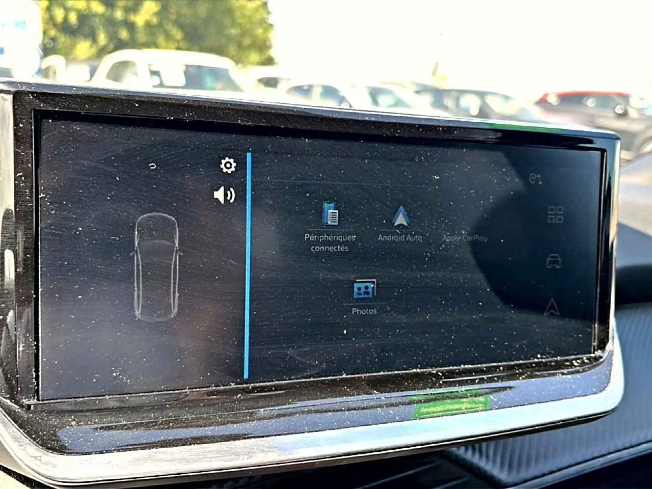 Écran tactile multifonction du tableau de bord du Peugeot 2008 gris 1.2 100 style, vue rapprochée intérieure.