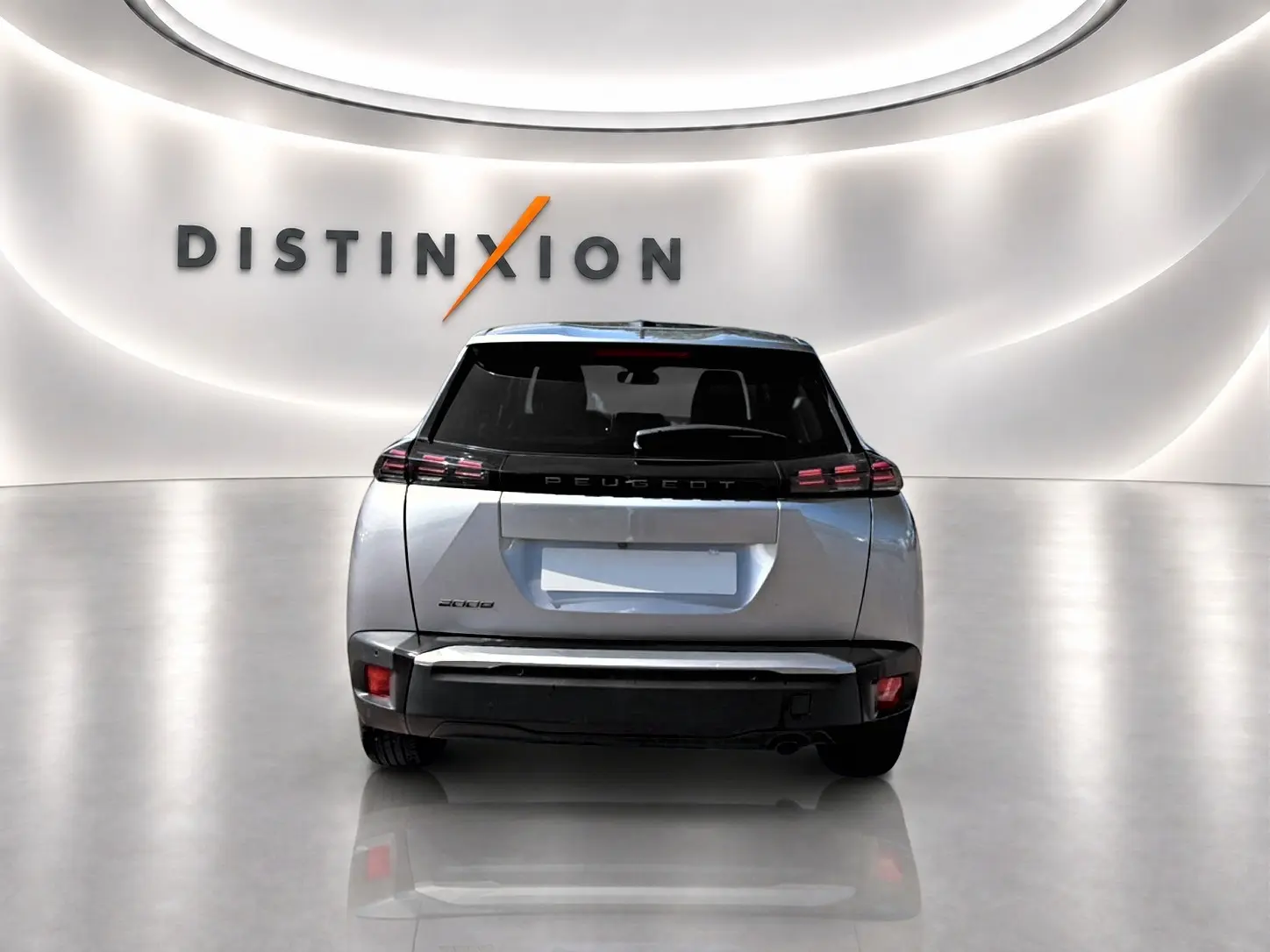 Vue arrière d'un Peugeot 2008 gris 2025 dans un showroom avec logo Distinxion en fond.