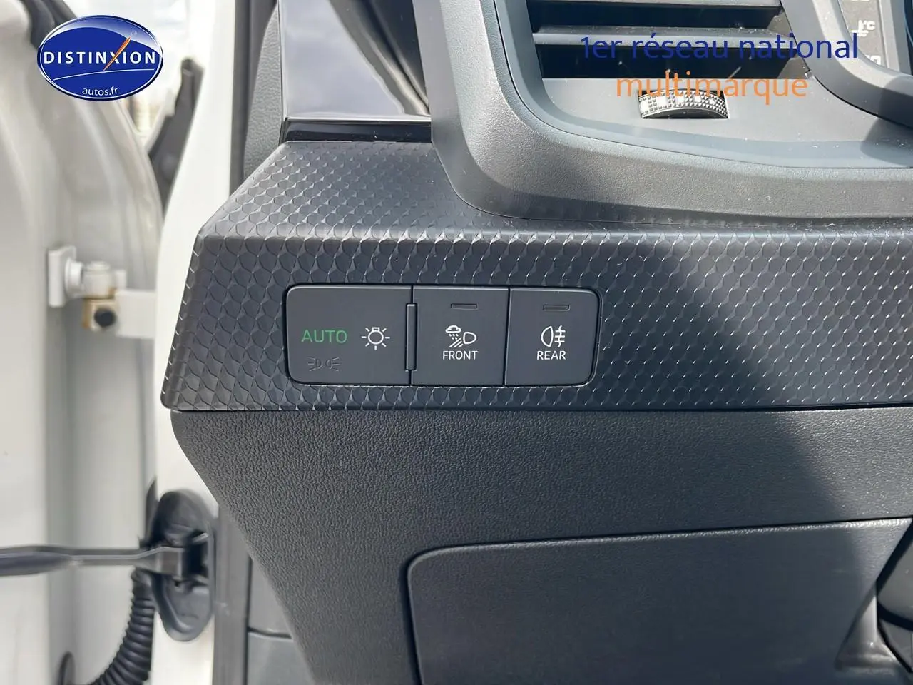 Détail du tableau de bord côté gauche d’un Audi A1 Sportback blanc 2022 avec commandes d’éclairage et texture en relief.