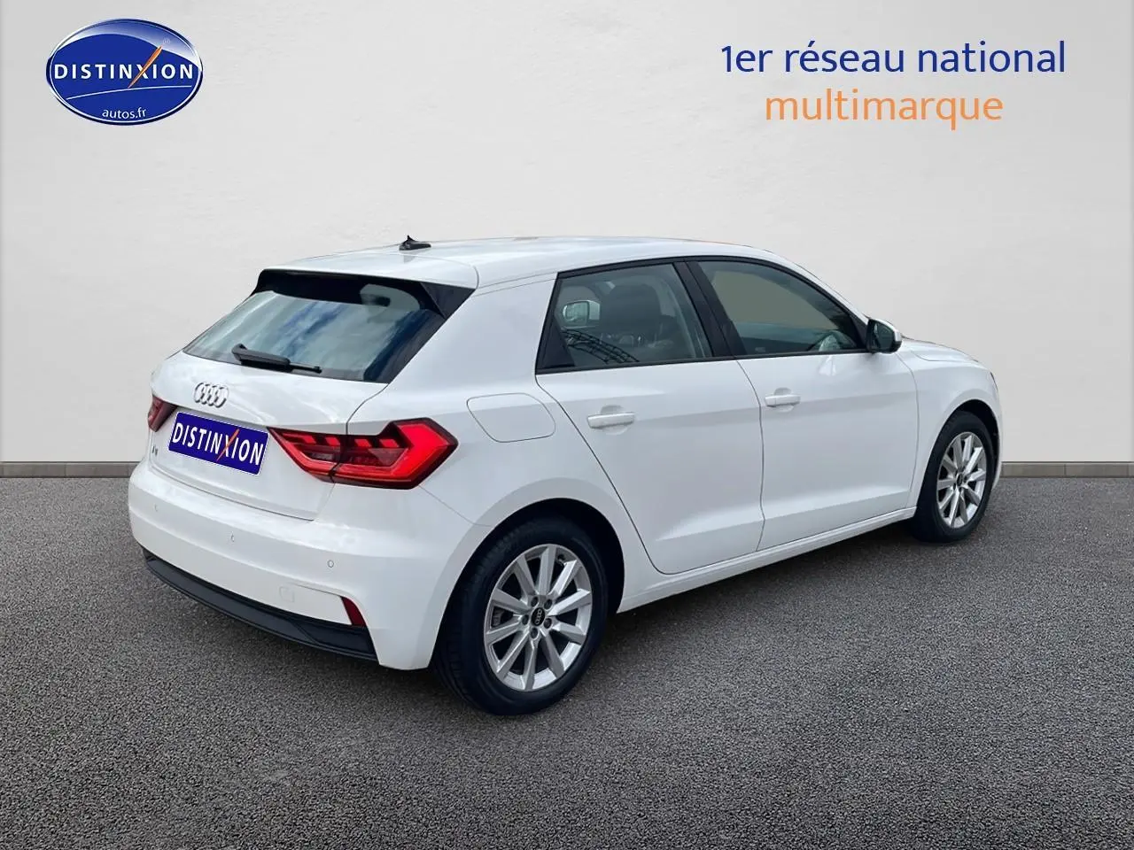 Audi A1 Sportback blanc vue 3/4 arrière droit avec jantes alu 16 pouces sur fond neutre.