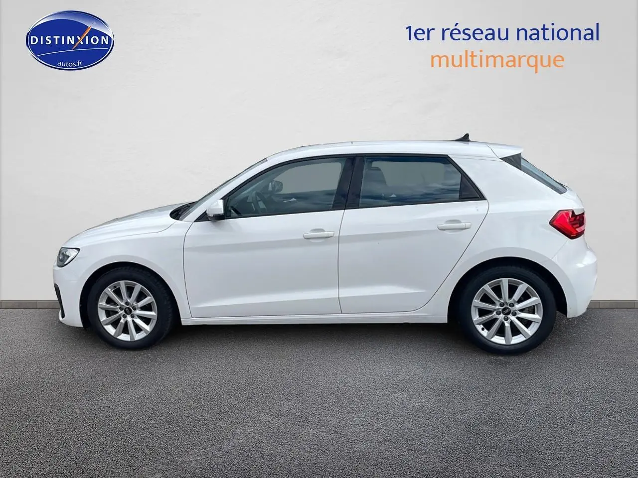 Profil droit d'une Audi A1 Sportback blanche 2022 avec jantes alu 16 pouces et vitres teintées.