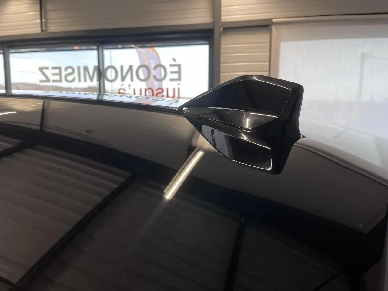 Gros plan sur l'antenne requin noire métallisée sur le toit d'une Citroën C4 2025 noir métal.