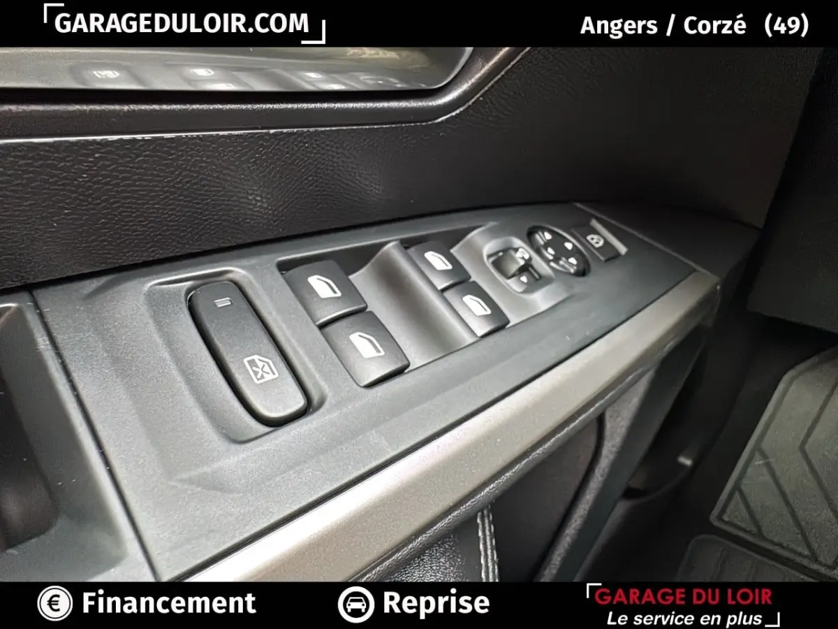 Gros plan sur les commandes des vitres électriques côté conducteur du Peugeot 3008 gris clair 2024, finition Allure.