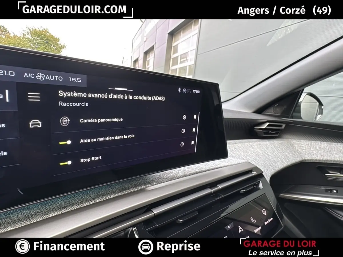 Intérieur du Peugeot 3008 2024 hybride, vue côté droit sur l'écran tactile du système d'aide à la conduite et la finition grise.