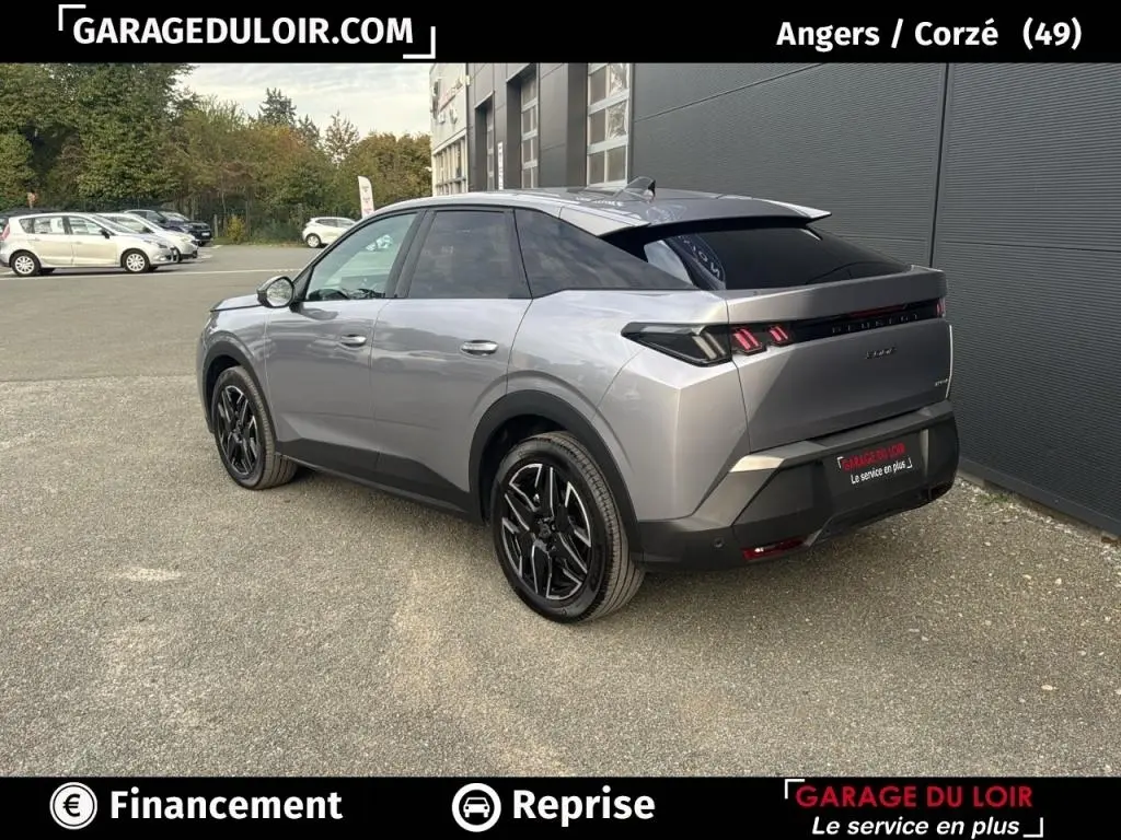 Vue 3/4 arrière droit du Peugeot 3008 gris clair 2024 hybride, avec jantes noires et feux arrière LED distinctifs.