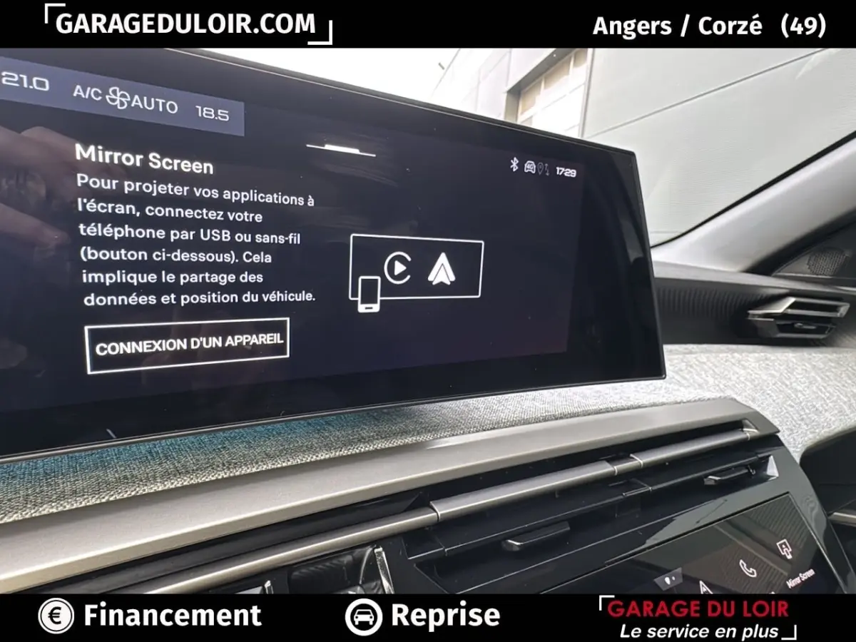 Vue rapprochée de l’écran tactile central du Peugeot 3008 gris clair 2024, affichant la fonction Mirror Screen.