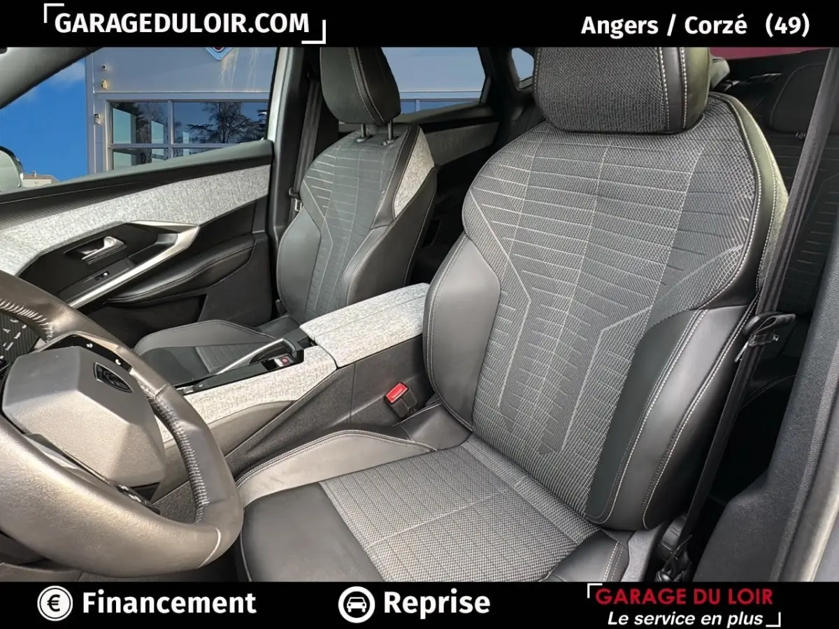 Intérieur du Peugeot 3008 1.2 Hybrid 136 Allure 2024, vue côté conducteur sur sièges tissu gris et cuir noir.