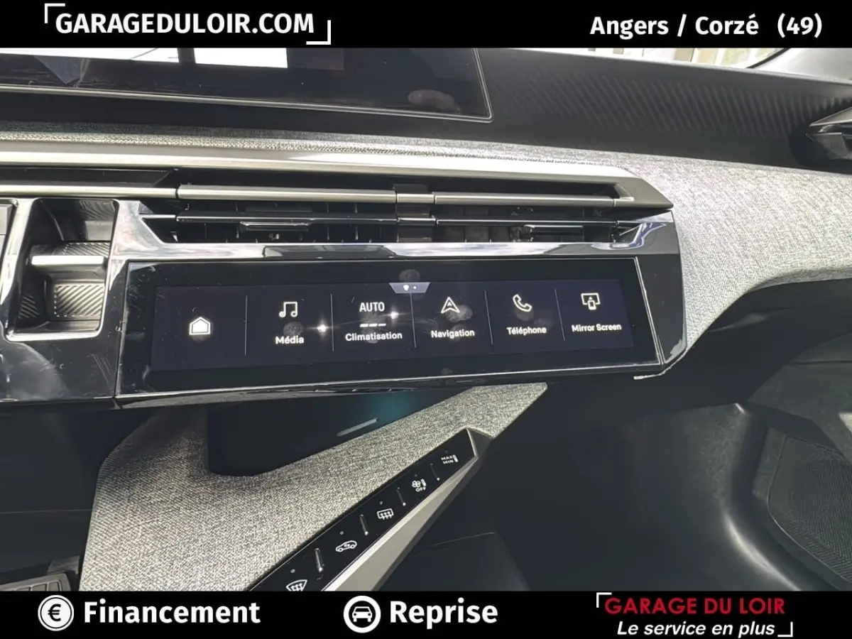 Vue rapprochée de la console centrale du Peugeot 3008 gris clair 2024 avec écran tactile et commandes modernes.