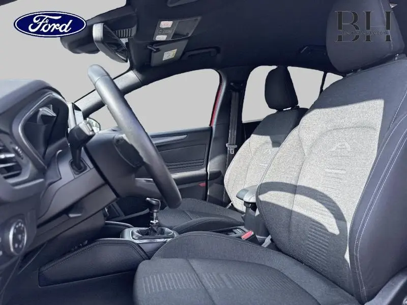 Vue intérieure côté conducteur de la Ford Focus 1.0 EcoBoost 2020 avec sièges tissu noir et volant cuir multifonction.